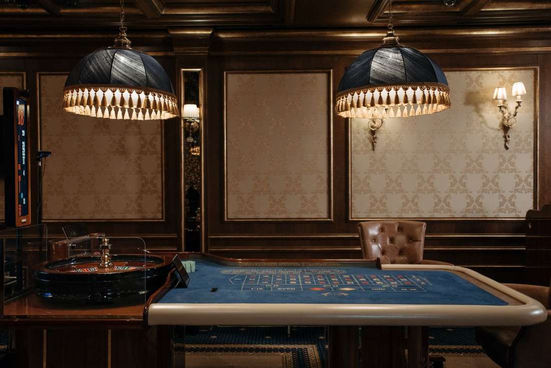 Interior kasino dengan lampu merah dan biru