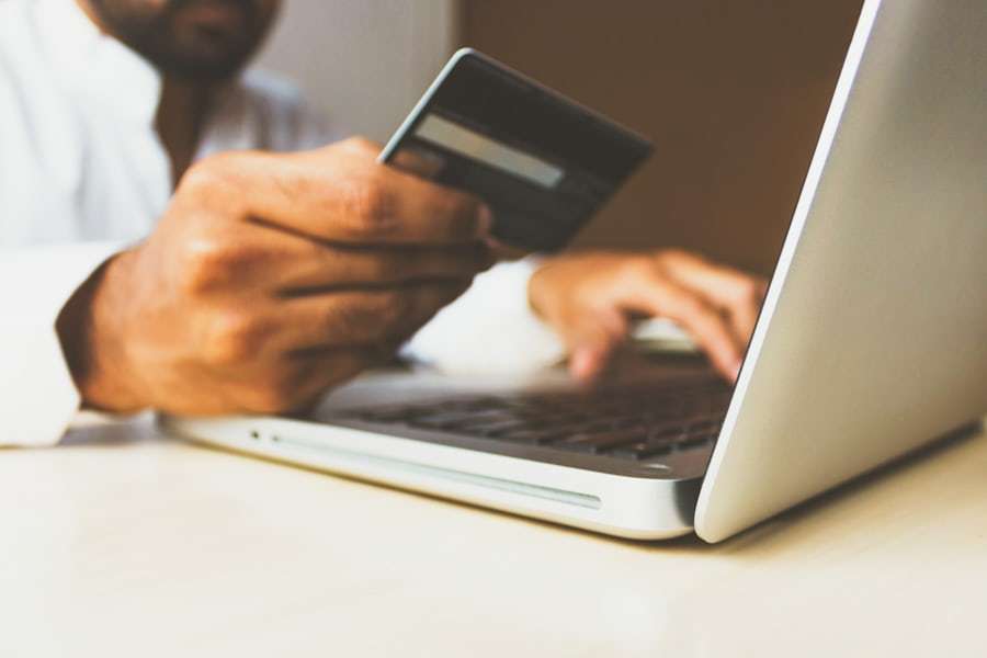 Berbagai kartu dan alat pembayaran digital