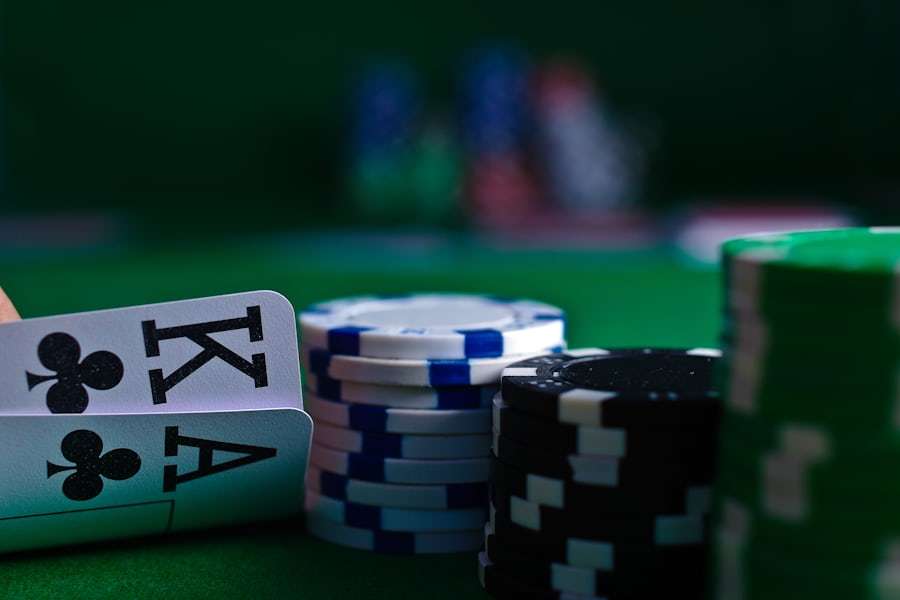 Meja poker dengan kartu dan tumpukan chip