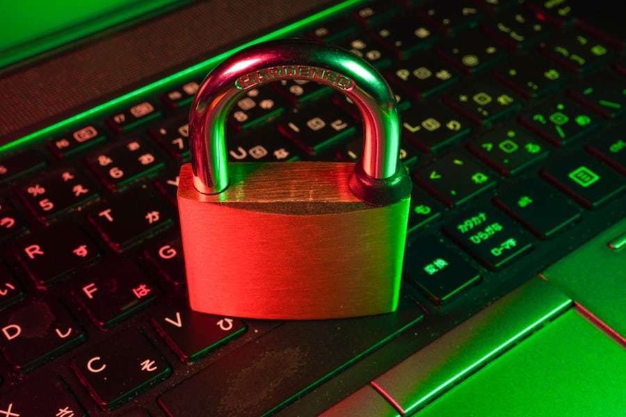 Gembok digital melambangkan keamanan data
